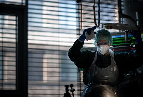 Josephin Kampmann, Gesundheits- und Krankenpflegerin, steht in einem Zimmer der Corona-Intensivstation des Universitätsklinikums Essen