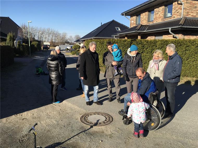 Die Siedler vom Karree , Hagedorn-, Maronen- und Berberitzenweg sind sauer, weil sie vor 15 Jahren tausende Euro für eine befestigte Straße bezahlt haben, die bis heute nicht existiert. Jetzt sagt die Stadt: Geht los mit dem Bauen. Foto Schwan