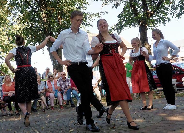 Die Sieverner Landjugend bewies beim Dorffest sehr temperamentvoll, dass man gut tanzen kann.