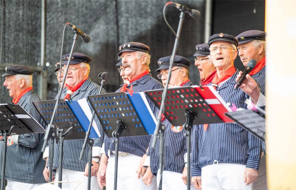 Die singenden Shantys aus Wremen auf der Radio Bremen Bühne. Foto: Hartmann