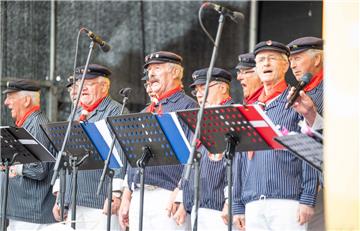 Die singenden Shantys aus Wremen auf der Radio Bremen Bühne. Foto: Hartmann