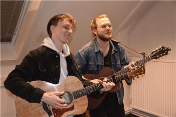 Die Singer-Songwriter Moe (links) und Joschka Brings präsentieren unter dem Dach der ZEVENER ZEITUNG ruhige, gefühlvolle Musik.  