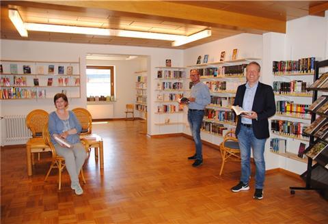 Die Sittenser Samtgemeindebücherei ist durch die Renovierung deutlich heller und geräumiger geworden. Über das Ergebnis freuen sich Büchereileiterin Myriam Lenz, Verwaltungsmitarbeiter Ralf Blanken und Samtgemeindebürgermeister Jörn Keller (von links).