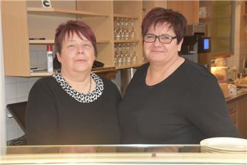 Die Sittenserin Jeannette Mittelstädt (links) und Birgit Hirschfeld aus Moisburg betreiben jetzt das Café im Haus der Natur im Tister Bauernmoor. Bei ihnen kann man nicht nur Kaffee trinken, sondern auch ein Frühstück genießen.