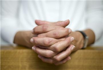 Die Sitzplätze in den Kirchen werden so vorbereitet, dass in jede Richtung ein Abstand von mindestens eineinhalb Metern gewahrt wird.