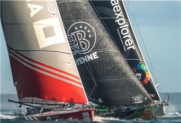 Die Skipper (von links) Damien Seguin (Frankreich - „Groupe Apicil“), Maxime Sorel (Frankreich - „V AND B - Mayenne“) und Boris Herrmann (Hamburg - „Sea Explorer - Yacht Club de Monaco“) nehmen vor der westfranzösischen Küste an der Vendée Globe teil. Bei der neunten Auflage der Weltumseglung müssen die Solosegler 24.296 Seemeilen (44.996 Kilometer) bewältigen.