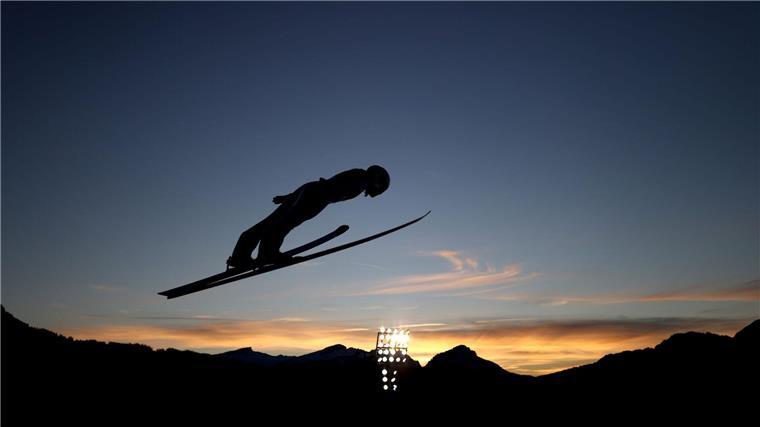 Skispringerin nackt vor Arzt: „Fühlte sich eklig an“ Die Skispringerin, die im Weltcup noch keine Topplatzierungen erreichte, sprach in einem Podcast über ihre Erfahrungen.