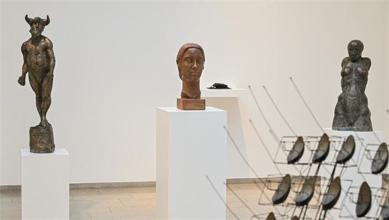 Die Skulpturen von Frauen lassen sich ebenfalls nicht über einen Kamm scheren. Das beweisen Bärbel Dieckmann mit ihrem „Minotaurus“ (von links), Charlotte Goltz mit dem „Porträt einer jungen Frau“, Hanna Koschinsky mit dem „Insekt“ und Christiane Häringer mit dem „Weiblichen Torso“.