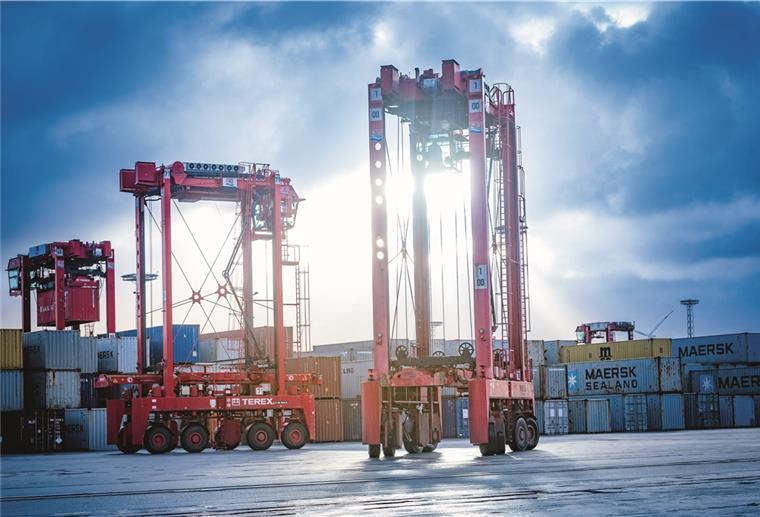 Die so genannten Van Carrier für den Containertransport auf dem Terminal sollen künftig mit Wasserstoff betrieben werden.