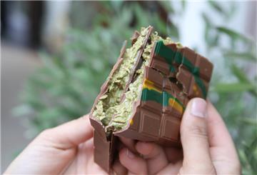Die sogenannte ·Dubaischokolade ist eine neue, luxuriöse Variante der Vollmilchschokolade. Sie ist mit Pistaziencreme und Engelshaar gefüllt (Symbolbild).