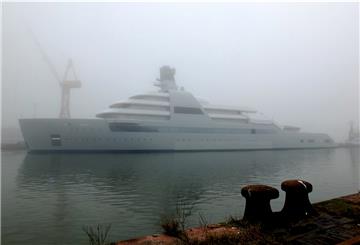 Die „Solaris“ wird am Sonntag im Nebel ausgedockt und an die Ausrüstungspier der Lloyd Werft gelegt.
