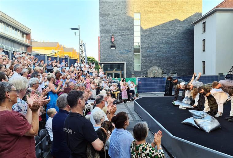 Comeback der Open-Air-Kultur: Sommerbühne belebt wieder Bremerhavener Innenstadt Die Sommerbühne 2023 kam gut an.