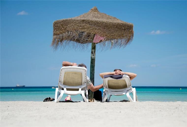 10 Tipps gegen Stress vor und nach dem Urlaub ARCHIV - Ab in die Sonne: Auch Kurzentschlossene finden noch reichlich Angebote für Sommerurlaub am Meer. (zu dpa: «Sommerurlaub: Sparen auf den letzten Drücker») Foto: Julian Stratenschulte/dpa/dpa-tmn - Honorarfrei nur für Bezieher des dpa-Themendienstes +++ dpa-Themendienst +++
