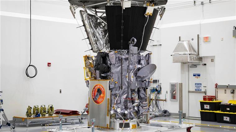 Raumsonde übersteht nahen Vorbeiflug an der Sonne Die Sonde „Parker Solar Probe“, nachdem der Hitzeschild ganz oben über den Messegeräten installiert wurde. (Archivbild)