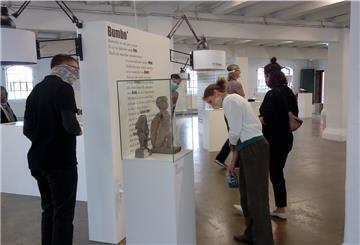 Die Sonderausstellung in der Kogge-Halle des DSM zeigt elf Fundstücke aus der Weserregion, die entweder eine regionalgeschichtliche Bedeutung oder eine Nähe zur Schifffahrt haben. Zu jedem Ausstellungsstück haben zeitgenössische Autor:innen literarische Texte verfasst, die in Wechselwirkung mit dem Objekt treten.