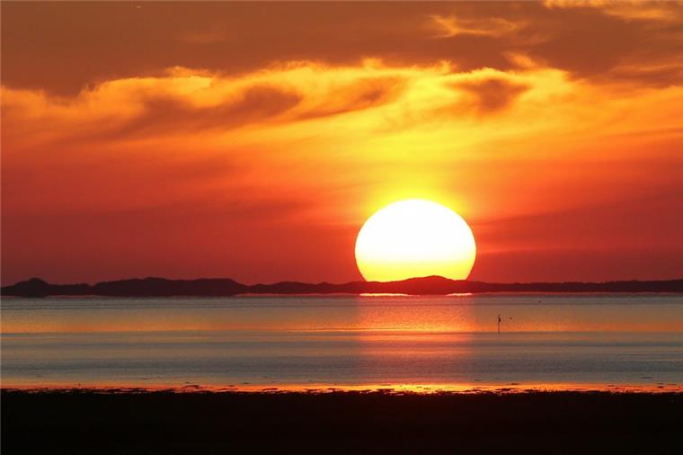 Die wohl letzten Sommertage im Norden stehen bevor Die Sonne geht über der Nordsee auf.