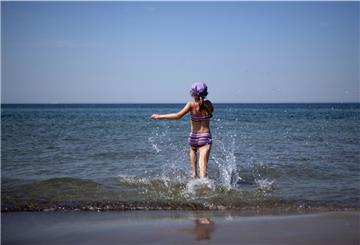 Die Sonne lädt zum Baden ein - man sollte sich aber nicht überschätzen. Das Wasser ist oft noch kalt und lässt die Muskulatur schnell ermüden.