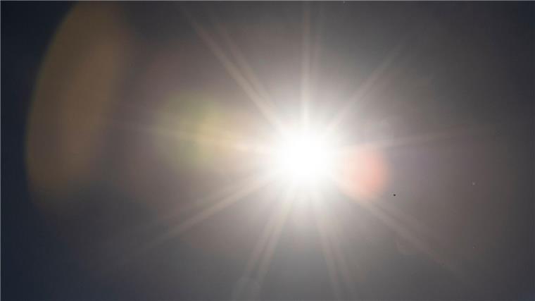 Die Sonne scheint am Himmel.