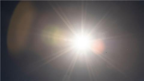 Die Sonne scheint am Himmel.