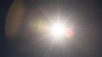 Die Sonne scheint am Himmel.