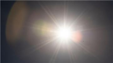Die Sonne scheint am Himmel.