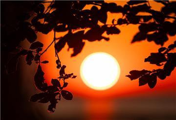 Sonne scheint am Himmel