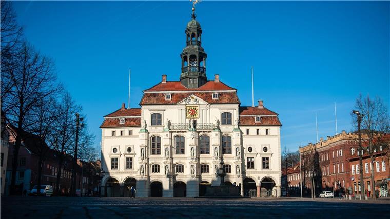 Lüneburg schließt sich „Trierer Erklärung“ an Die Sonne scheint auf das Rathaus von Lüneburg.