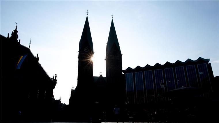 Neue Verfassung für Bremische Evangelische Kirche Die Sonne scheint hinter den Türmen des Sankt-Petri-Doms am Bremer Marktplatz.