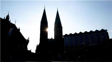 Die Sonne scheint hinter den Türmen des Sankt-Petri-Doms am Bremer Marktplatz.