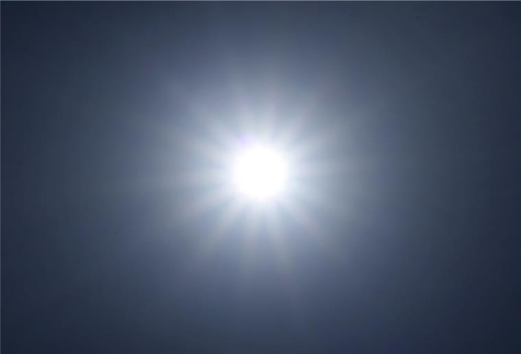 Die Sonne strahlt am wolkenlosen Himmel. Auch in Zeven wollten die Grünen den Klimanotstand ausrufen lassen. Nun ist ein Beschluss daraus geworden, mit den der Kommune zur Verfügung stehenden Mitteln dem Klimawandel entgegen zu wirken.
