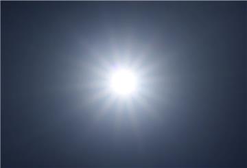 Die Sonne strahlt am wolkenlosen Himmel. Auch in Zeven wollten die Grünen den Klimanotstand ausrufen lassen. Nun ist ein Beschluss daraus geworden, mit den der Kommune zur Verfügung stehenden Mitteln dem Klimawandel entgegen zu wirken.