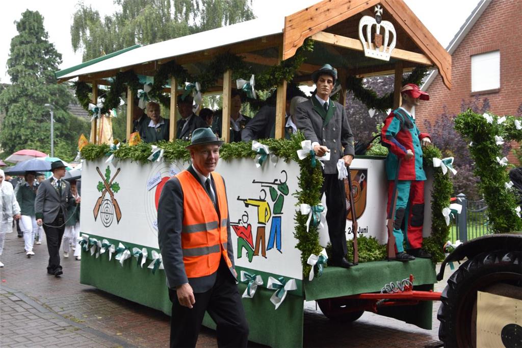 Die Spadener Schützen  hatten auch einen Wagen für den Umzug gebaut.