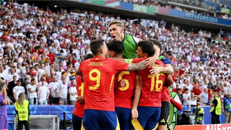 Die Spanier feiern den Einzug ins EM-Halbfinale.