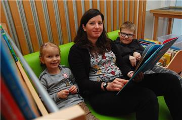Die spanische Erzieherin Marian Movilla absolviert zurzeit ein Anerkennungsjahr im Sprachheilkindergarten der Awo. Das Foto zeigt die 29-Jährige mit Josephina und Noah bei der Vorlesestunde.