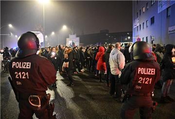 Menschen und Polizei, Demonstration