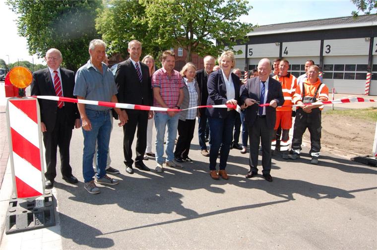 Die SPD-Landtagsabgeordnete Karin Logemann und Bürgermeister Klaus Rübesamen durchschnitten gestern Mittag das Band zur Eröffnung der Park+Ride-Anlage in Rodenkirchen.