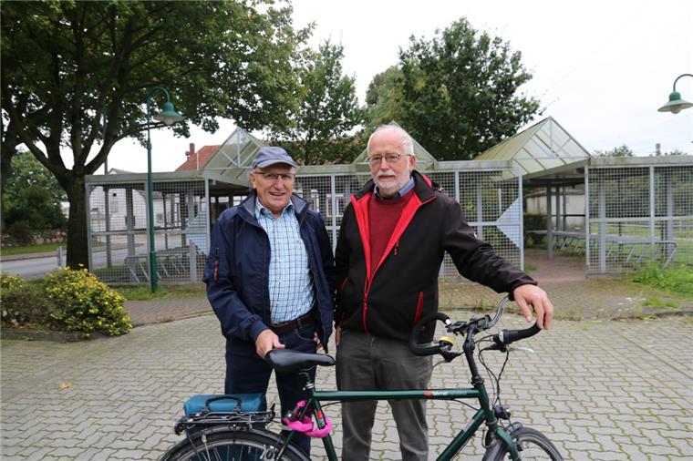 Neuer Vorschlag: E-Radstation am Stubbener Bahnhof Die SPD-Politiker Günter Ihmels und Heinz Becker (links) wollen am Stubbener Bahnhof eine Radstation mit Lademöglichkeiten schaffen. Auch Ladesäulen für E-Autos gehören zu ihren Plänen.