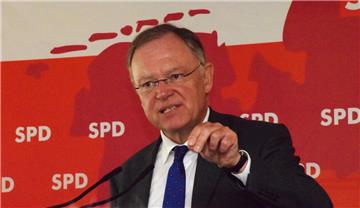 Die SPD sei noch immer die Partei der hart arbeitenden Menschen, die sich an Regeln halten, so Stephan Weil in Nordenham. Damit stichelte er auch gegen die Landtagsabgeordnete Elke Twesten, die durch ihren Wechsel von der Grünen- zur CDU-Fraktion für ordentlich Wirbel gesorgt hatte.