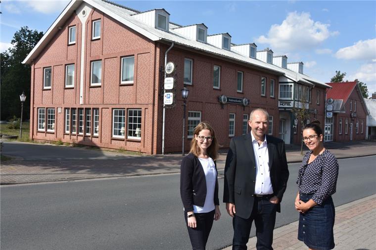 Sittensen: Niedersachsenhof wird abgerissen Die Specht Gruppe aus Bremen hat den Niedersachsenhof in Sittensen gekauft. Sie will das Gebäude abreißen und eine Seniorenresidenz bauen. Specht-Pressesprecherin Frauke Meyenberg (rechts), Immobilienmakler Uwe Behrens und seine Mitarbeiterin Sabrina Klose freuen sich über den Vertragsabschluss.