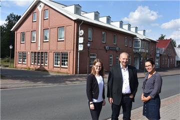 Die Specht Gruppe aus Bremen hat den Niedersachsenhof in Sittensen gekauft. Sie will das Gebäude abreißen und eine Seniorenresidenz bauen.  Specht-Pressesprecherin Frauke Meyenberg (rechts),  Immobilienmakler Uwe Behrens und seine Mitarbeiterin Sabrina Klose freuen sich über den Vertragsabschluss.    