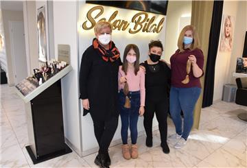 Die Spenderinnen und ihre Friseurinnen nahmen gerne an der Aktion teil. Von links: Dörte Kuhlmann, Asija Camdzic, Enekloida Ferraj und Lara von Thülen.
