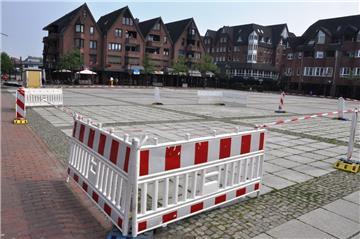 Die Sperrfläche auf dem Nordenhamer Marktplatz soll verschwinden. Der Bauhof will die schief liegenden Platten wieder richten. Gelöst sind die Probleme damit aber nicht.
