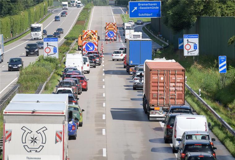 Die A27 war wegen Bergungsarbeiten gesperrt.