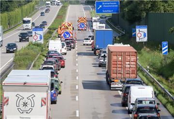 Die A27 war wegen Bergungsarbeiten gesperrt.