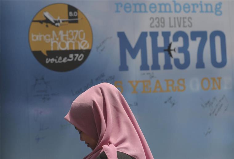 Rätsel um Flug MH370: Im Indischen Ozean startet eine neue Suche Die Spezialfirma Ocean Infinity will in den nächsten Wochen mit Hilfe des Tiefsee-Versorgungsschiffs Armada 7806 und autonomen Unterwasserfahrzeugen (AUVs) den Meeresboden nach Spuren der vermissten Boeing 777 abzusuchen.
