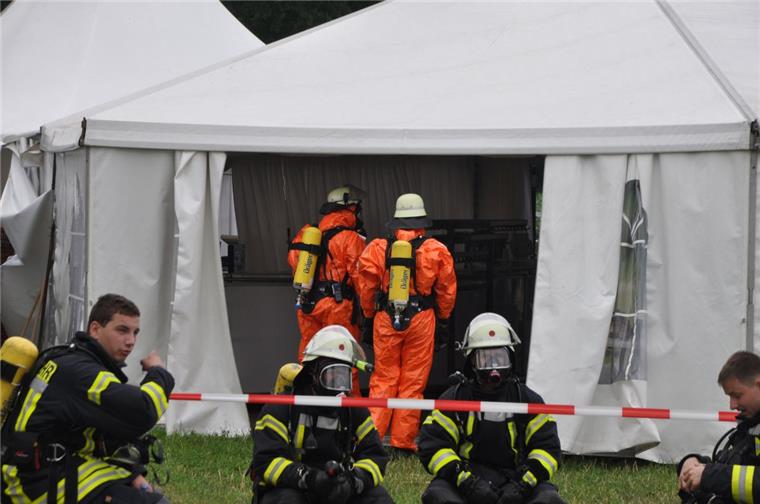 Die Spezialisten des Gefahrgut- und Umweltschutzzuges der Kreisfeuerwehr gehen in das Festzelt.