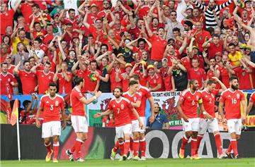 Die Spieler aus Wales feiern den Sieg gegen Russland und den Einzug ins Achtelfinale.  Foto Donev/dpa