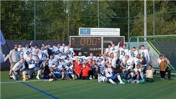 Die Spieler der Bremerhaven Seahawks feiern ihren Sieg gegen die Baltic Hurricaners II. Somit sind sie in die Regionalliga Nord aufgestiegen.