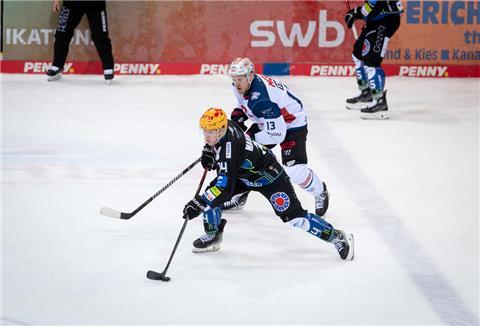 Die Spieler der Fischtown Pinguins beschäftigten Nürnbergs Torhüter Niklas Treutle ausgiebig.