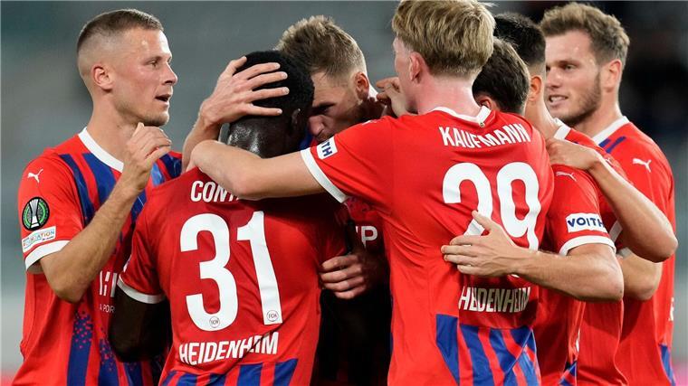 Heidenheim bleibt in Europa auf Erfolgskurs Die Spieler des 1. FC Heidenheim freuen sich über den Führungstreffer